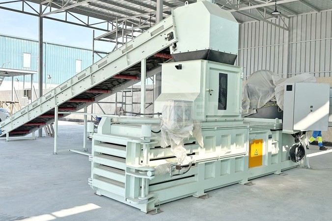 中東每月100噸生活垃圾可回收物打包項目液壓打包機