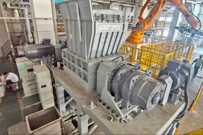 中國廣東省氧化銅生產線項目所用雙軸粉碎機